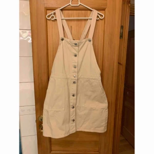  - Beige hängselklänning från Monki aldrig använt ✨  Katt finns i hemmet 🐈 Köparen betalar frakt 📮