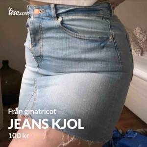  - Stretchig jeans kjol från ginatricot. Använd ett fåtal gånger. Många knappar men bara en syns när man knäppt alla. Storlek 38 men skulle passa en storlek upp och ner även
