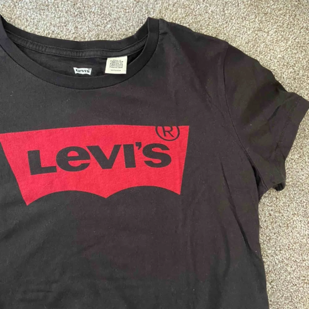 Svart Levi’s t-shirt med rött märke. Storlek XS☺️. T-shirts.