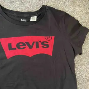 Svart Levi’s t-shirt med rött märke. Storlek XS☺️