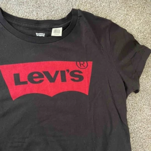 Levi’s t-shirt - Svart Levi’s t-shirt med rött märke. Storlek XS☺️