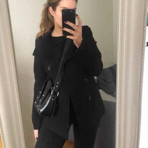  - En kort ”kappa” från HM. Snygg att använda på olika sätt! Går att använda höst/vinter/vår beroende på vad man har under, den är väldigt vindtålig. Köparen står för frakten. 