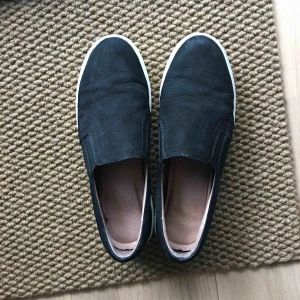  - Skor från Dasia (Scorette) i svart mocka med hög vit sula, Sälj då de inte kommer till användning !