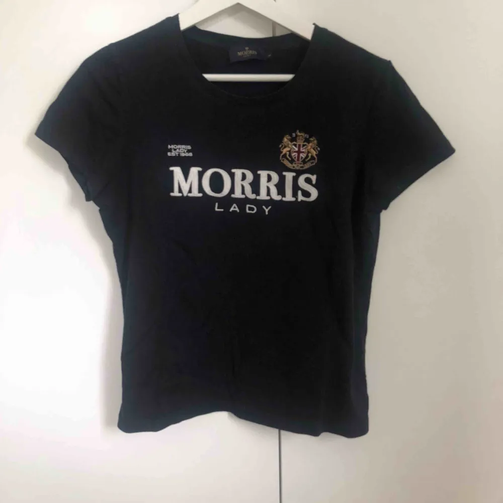 MORRIS T-SHIRT  Säljer min fina Morris t-shorts som är mycket sparsamt använd, säljer den då det inte riktigt är min personliga stil längre. Den är i mycket gott skick! Storlek M, men passar även en S. Frakten är inte inkluderad i priset. 💓. T-shirts.