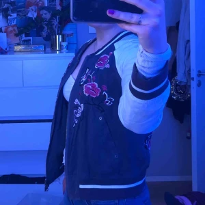  - Säljer denna ”collage” liknande jackan med blommor. den är en S men skulle även funka på en M 