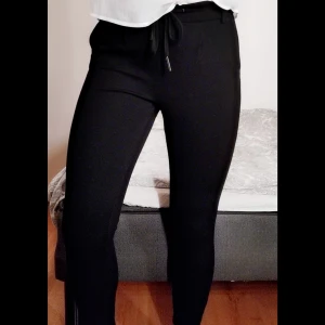 Kostymbyxor  - Enkla raka stretciga kostym byxor från gina. Storlek xs, passa dock flera storlekar. 150 kr inklusive frakt. Märke ONLY 