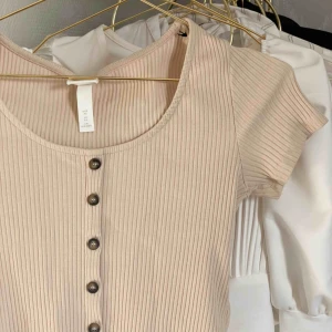  - Så fin topp från HM! Matchar till allt och perfekt nu till sommarn! Knappt använd,precis som ny! Säljer då den inte kommer till användning. Storlek XS men jag har vanligtvis S och den sitter bra och inte för tajt! Uppskattar snabb affär! Frakt tillkommer 