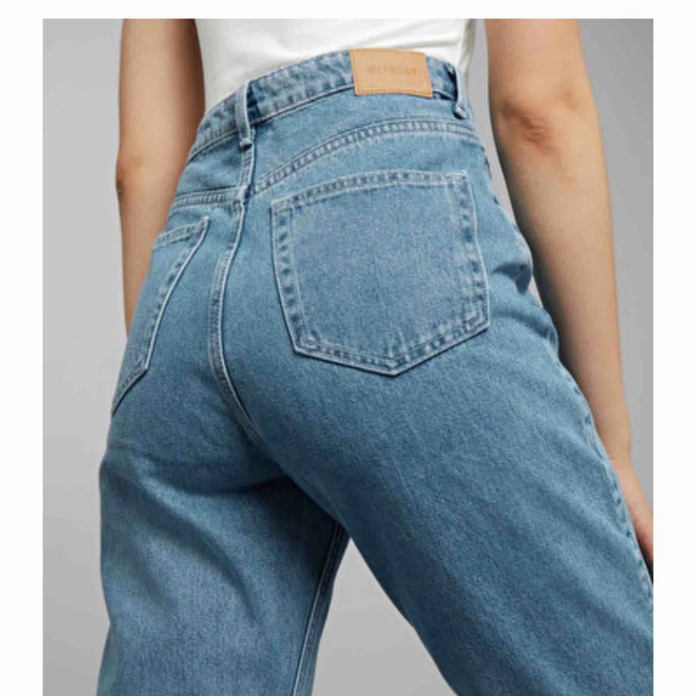 Ett par jätte fina jeans från weekday modellen är (row sky blue) tror jag och anledningen till varför jag säljer är för jag råkade köpa för stor storlek, annars är dom jätte fina och är bra längd och går ner till skorna för mig som är 164 cm lång :). Jeans & Byxor.