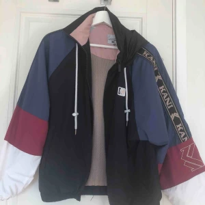  - Skitsnygg jacka köpt på Foot Locker i London! 💛 Köpt för 899:-, och säljs inte längre. Ser oanvänd ut och är lite oversized.  Kunden står för frakt ☺️