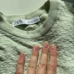  - Superfin kort tunnstickad tröja från zara i en mintgrön färg. Endast använd ett fåtal gånger, finns ett litet lagat hål under ena armen, men det är inget som syns!🌺