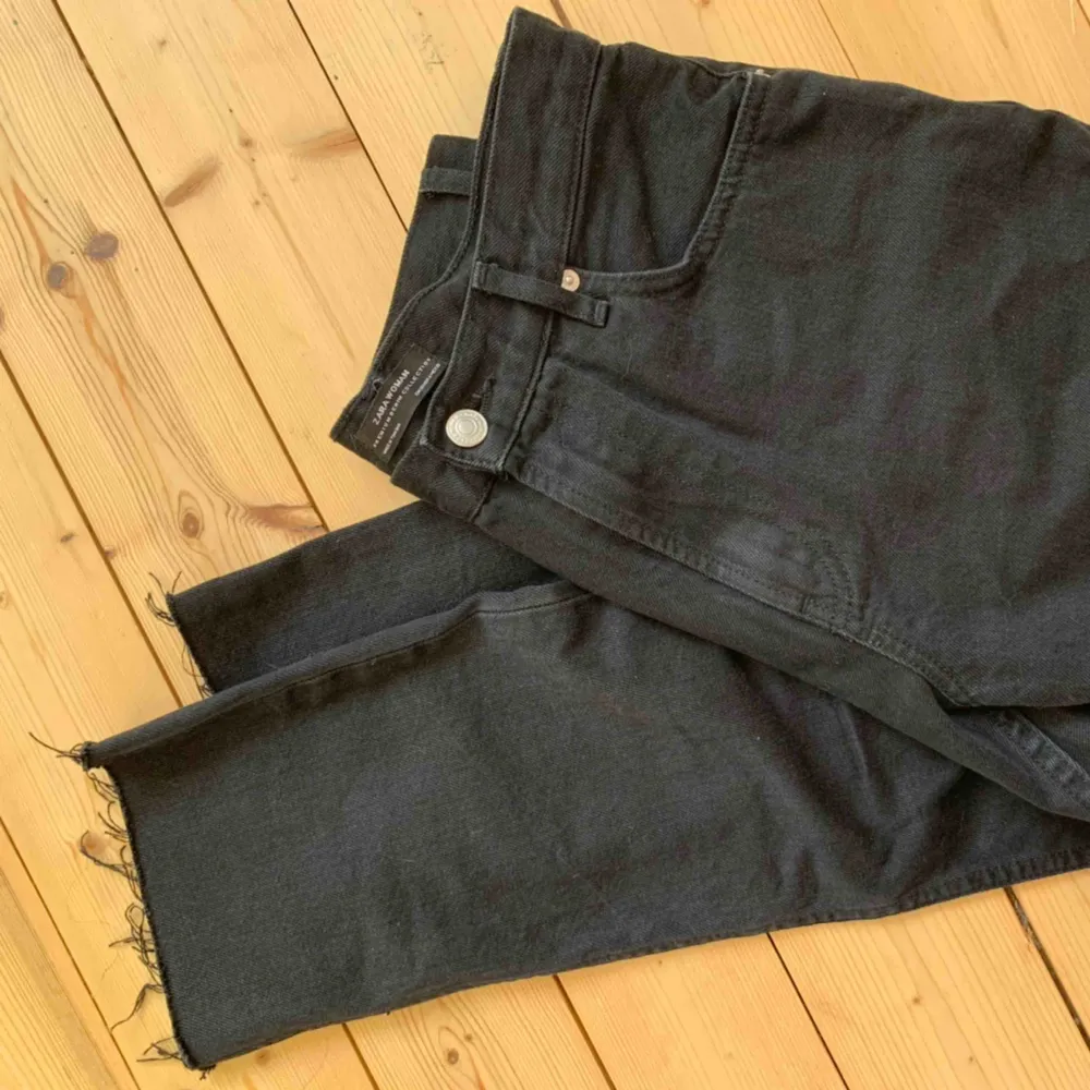 Svarta Mom jeans från Zara i fint skick, strl 36. Köpare står för frakt 59kr i postens blå kuvert . Jeans & Byxor.