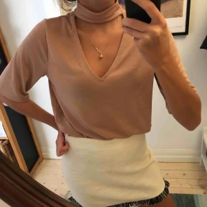  - Snygg top med urringning i ”mjuk” rosa färg. I fint skick (finns en liten noppra på framsidan) och använd få gånger bara. Skickas mot frakt eller hämtas i Stockholm. 