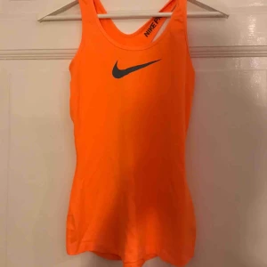  - Neon orange Nike linne! 