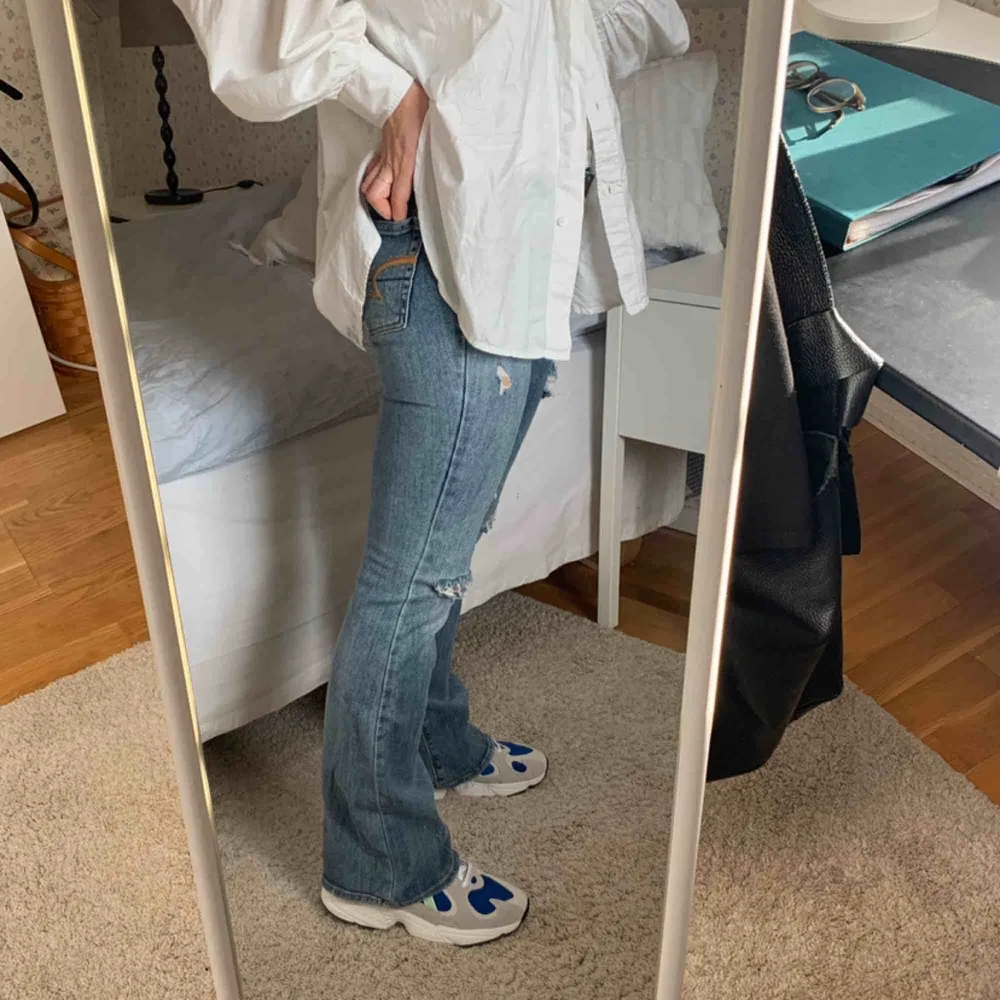 Intressekoll på de här jeansen från American eagle! Kan inte se vad det är för storlek men de passar mig som har S/36 i alla byxor och strl 27 i jeans från &other stories:)) köparen betalar frakt😊. Jeans & Byxor.