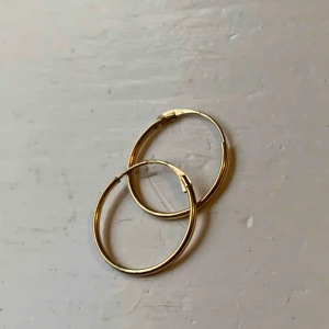  - Små söta Örhängen från ur och Penn i 18k guld. Eftersom jag valde att töja öronen strax efter att jag skaffade de så  de inte komma till användning.  !!!aldrig använda!!!  Köpt för: 1300kr Säljer för: 349kr. Köpare står för eventuell frakt