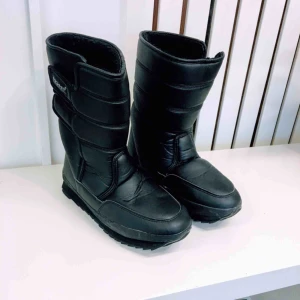  - Höga vinterskor med halkskydd, utfällbar metallplatta med piggar under skon. Använda en gång. (Swish-betalning: Finns i Rissne/köparen står för frakten.)