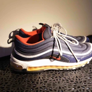  - Nike Airmax 97. Blå, röd, vit. Lite slitna har använt en del för ett tag sen. Passar bra storlek 43. 