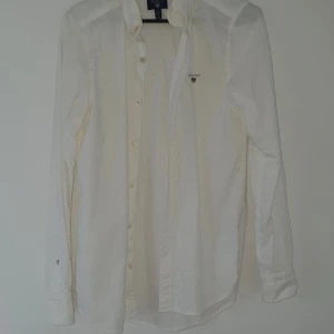 Vit Gant skjorta. - Använd en gång så i nyskick. Ska den skickas tillkommer spårbar frakt 55kr.