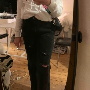  - Jättefina jeans ifrån wrangler, köpt second hand aldrig använt själv, osäker på storleken men skulle säga 36/38💕