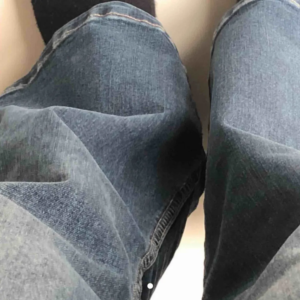 Säljer dessa super snygga bootcut byxorna från Crocker! 💕Köpte dessa här på Plick för några dagar sedan o tyvärr så passar de inte mig. 😢skulle passa någon som är 160-165. HELT NYA!(Förra säljarens bilder) . Jeans & Byxor.
