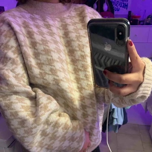 Tröja - En supermysig tröja som bara har används ca 3 gånger bara! Jag har i storleken L men har vanligt vis i storlek Xs/S men denna storleken var mysig och är inte överdrivet stor! Möts upp i Sthlm/söder och kan frakta men köpare står för frakten! 