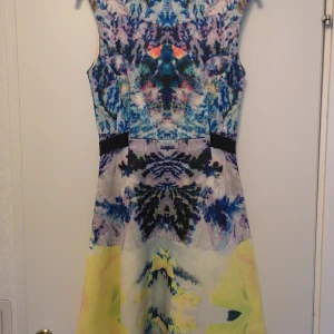 Klänning - Färgglad klänning i scuba material. Sitter så fint på och är stretchig. Kommer inte till användning längre så dags att hitta ett nytt hem ❤️