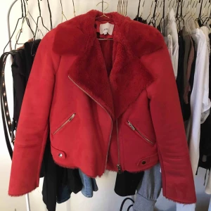  - Fin jacka från river island! Knappt använd❣️  Frakt på 90kr tillkommer (Kan tänka mig på ner i pris vid snabb affär)