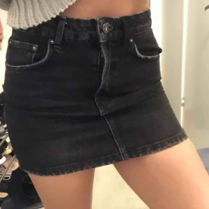  - Säljer nu min favorit kjol som tyvärr är för liten för mig . 