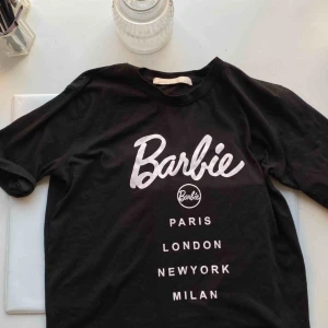  - Barbie-tisha, knappt använd i nyskick! Skriv för fler bilder💘💞💖😇