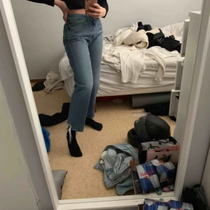  - Super snygga mom jeans med slits vid hälen. De är från tiger of Sweden, endast testade, säljer för de är lite stora på mig. Passar någon som har 26/27. 