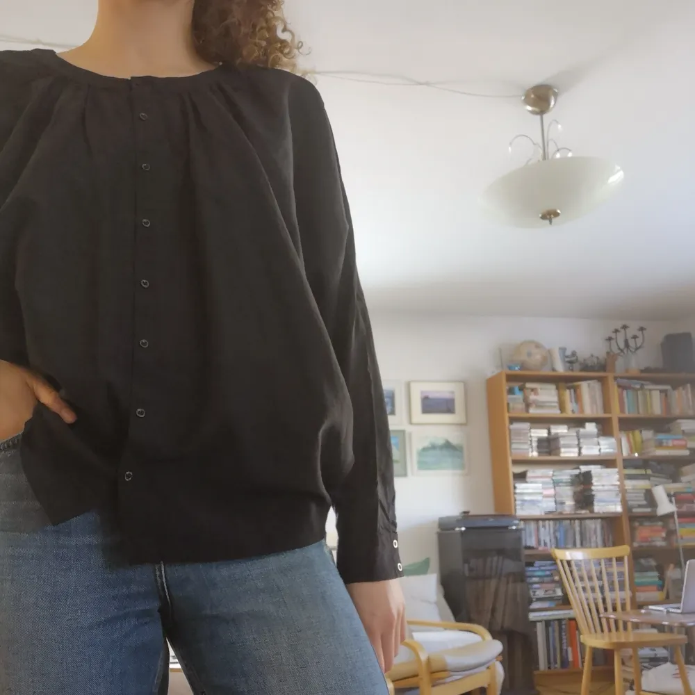 Svart ballongskjorta. Supercool och skön men kommer inte till användning längre. Från H&M TREND i storlek 38.. Paidat.