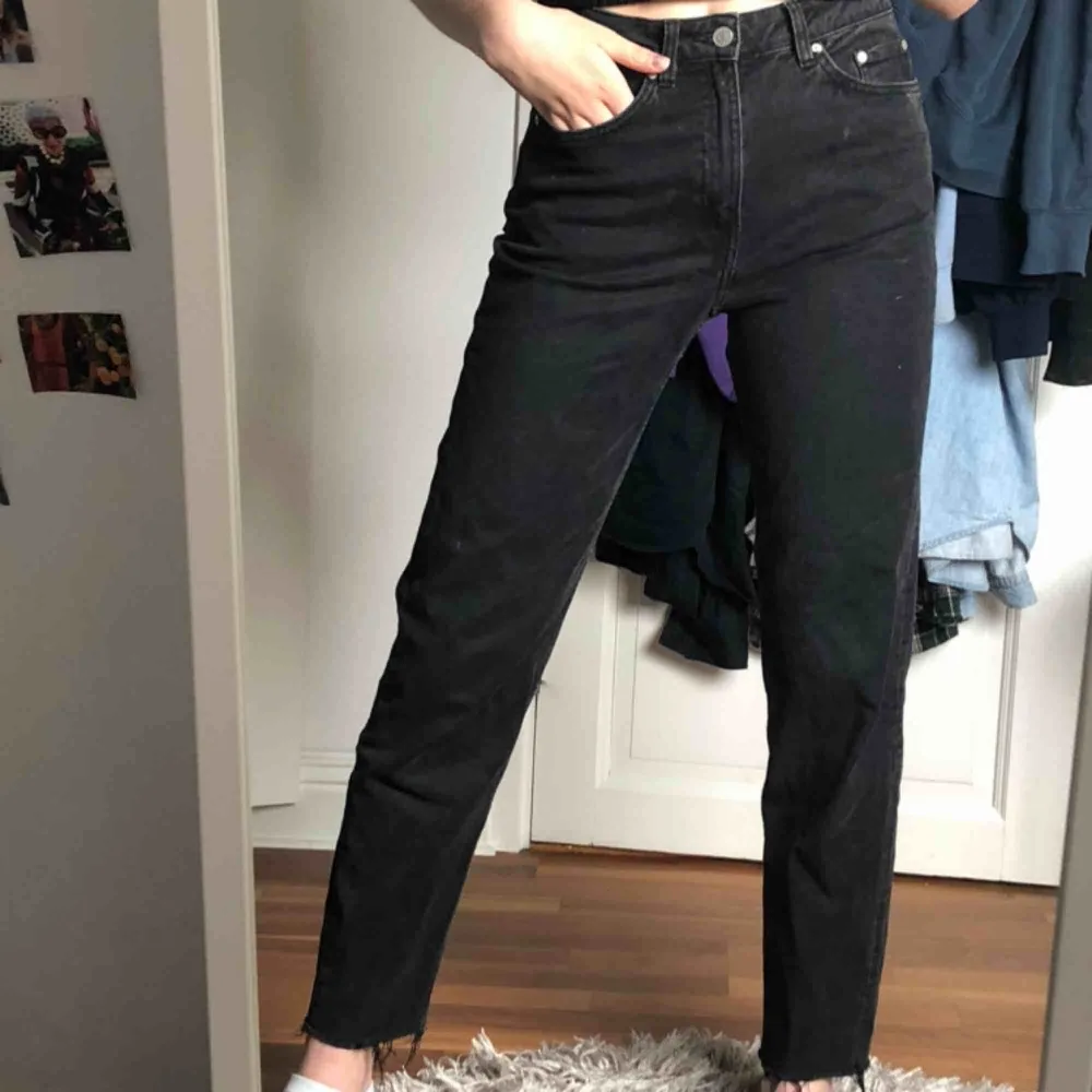 Jeans från Weekday! Skriv till mig om du är intresserad! Jag är 1,76 💗💗. Jeans & Byxor.