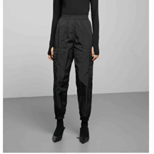  - Trackpants från weekday. Väldigt fint skick! Köpta för 500kr, säljer då de är lite stora för mig. Kan mötas i Stockholm eller frakta, då står köpare för frakt