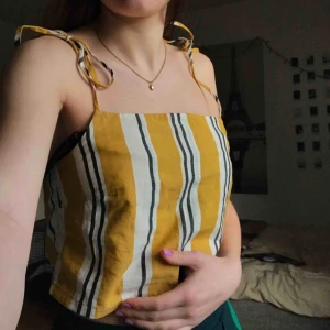  - Söt liten vintageinspirerad topp med knytbara axelband. Supersöt med shorts och jeansjacka :)  Frakt tillkommer