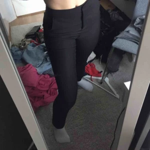  - Kostym byxor från Zara, köpta för ett år sedan kom aldrig till användning. Jätte fint skick, köparen står för frakt! Jag är 160 och dom har perfekt längd på mig
