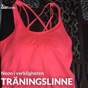  - Helt oanvänt träningslinne i storlek S! Färgen är i neon. 🌼🔥 