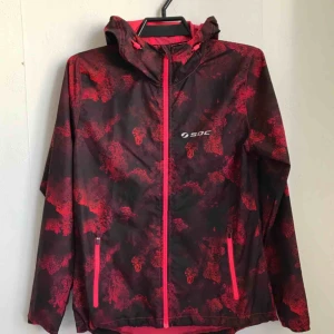  - Jacka från SOC för löpning eller annan träning med fina färger och mönster. Prislappen sitter kvar. Storlek 38. 