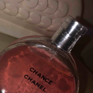 Chanel parfym - Säljer min helt nya chanel parfym då jag har 2st såna vilket jag inte behöver, den är inte använd, möts upp i Göteborg eller står köparen för frakt, DEN ÄR ÄKTA! nypris 1799kr! 