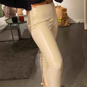  - Skinnbrallor från NAKD, beige med dragkedja längst ned. Strl 38 men passar mig bra som brukar ha 34-36. Köparen står för frakt