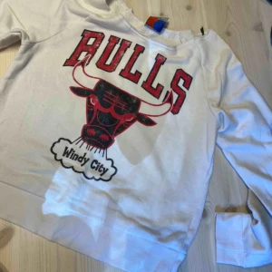  - Vit långärmad. Köpt i London. Köpare står för frakt