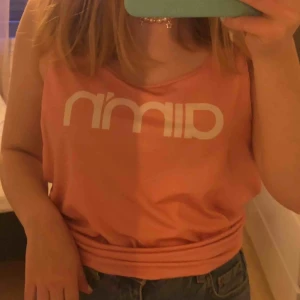  - Säljer detta träningslinne från Aim’n.  Använd några gånger men är i nyskick!! Har hål bak i ryggen (se bild 2) Se längden på bild 3.  Tröjan är rosa💞Ordinariepris: 349 kr