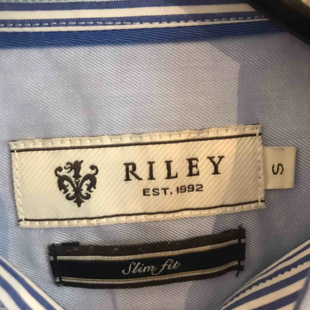 Snygg blå slim fit skjorta från Riley. Storleken är Small. Fraktkostnad tillkommer. . Skjortor.