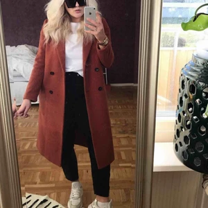  - Rostfärgad kappa från Monki. Fint skick
