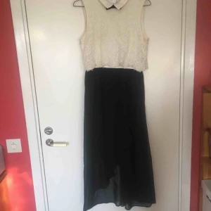  - Lång klänning med spets upptill, fluga och krage