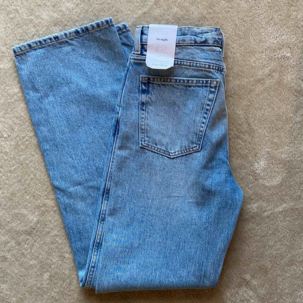 Säljer dom här sjukt snygga jeansen från & other stories som är slutsålda😁 Jeansen är oanvända då jag köpte dom i fel storlek. Jeans & Byxor.