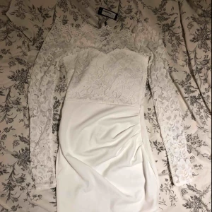  - Helt ny vit klänning som jag tänkte ha på min student men som var för liten, därför jag säljer den. Helt perfekt inför bland annat student, fest osv. Köparen står för frakt! 
