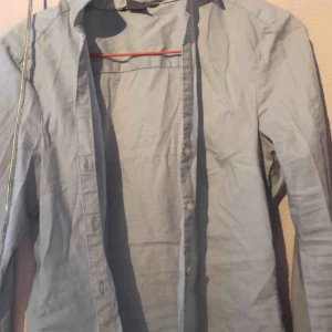  - supersnygg skjorta från hm, säljs pga den är inte är min stil. aldrig använd så den är i bra skick. stryks innan packning. 45 kr inkl frakt 💘💘💘💕💕 