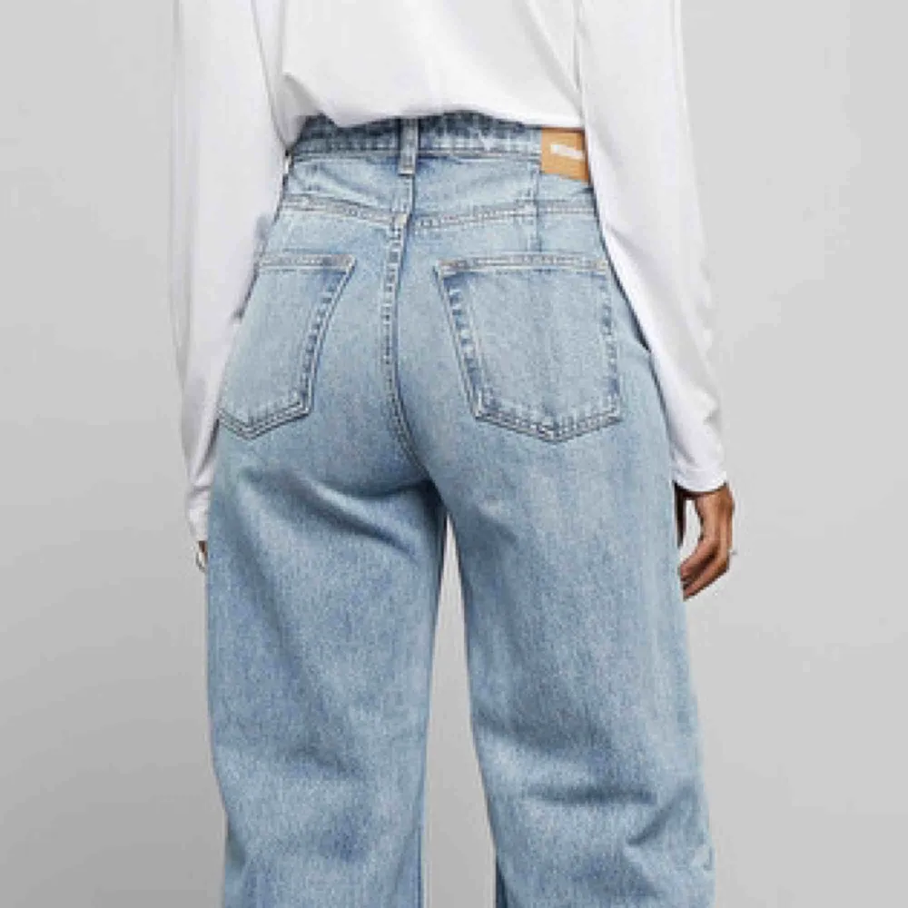 De populära Ace-jeansen från Weekday! Originalpris 500 kr. Väl använda men i gott skick. Jag är ca 168 cm. Säljer då jag köpte fel storlek. Möts upp i Uppsala/frakt tillkommer. 💞. Jeans & Byxor.