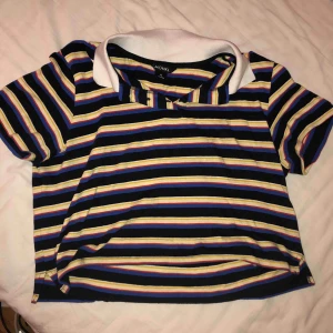  - Piké T-shirt från monki, bra skick