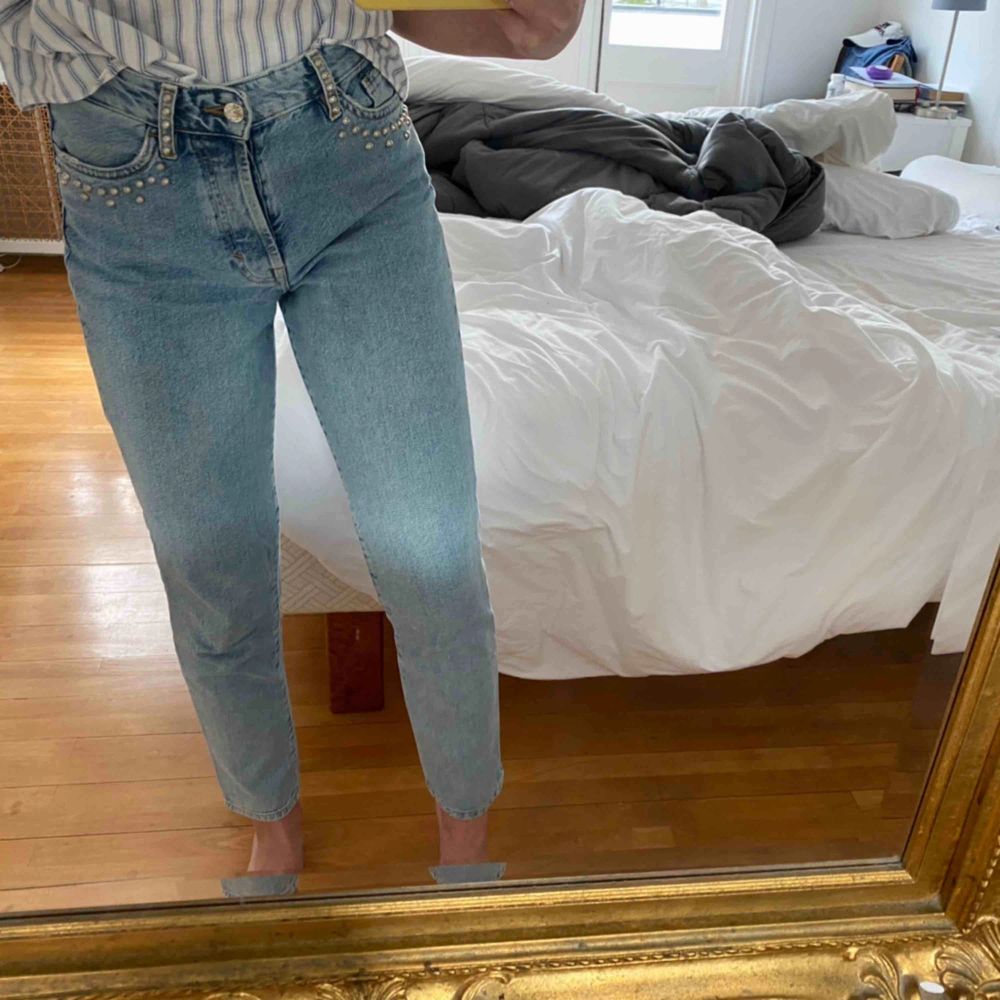 Jeans från H&M med coola nitar, perfekta till våren!🤍🤍 Säljer dom för att dom är förstora för mig:(  därav inte mycket använda alls, i mycket bra skick!☺️. Jeans & Byxor.